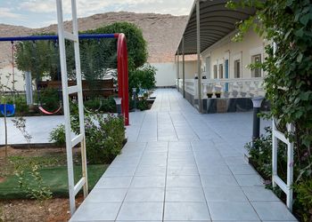 شاليه بجلسة تطل على مسبح خارجي 