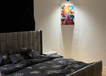 استديو بأثاث مريح وبسيط 