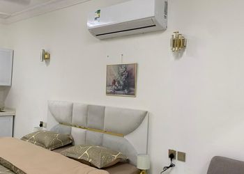 استديو بأثاث مريح وبسيط 