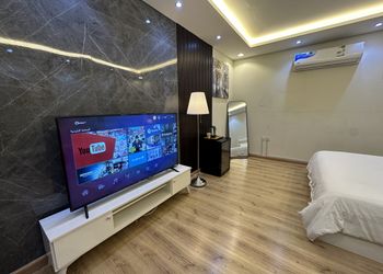 استديو انيق بأثاث مريح وبسيط 