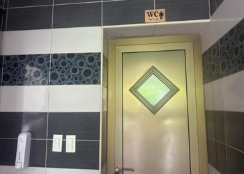 استراحة بمسبح خارجي ومجالس واسعة 