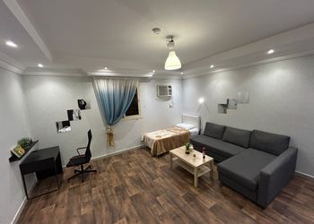 شقة بثلاث غرف نوم وأثاث مريح