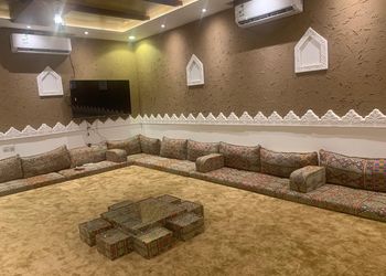 شالية بصالة ومسطح اخضر مع مسبح