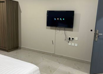 استديو بسرير ماستر وأثاث مريح 