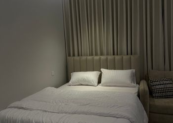 استديو بسرير ماستر وجلسة مريحة 