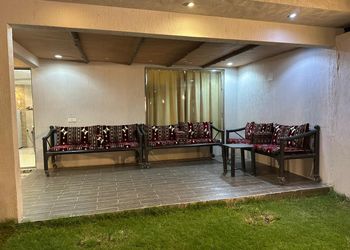 شاليه بجلسة تطل على مسبح خارجي 