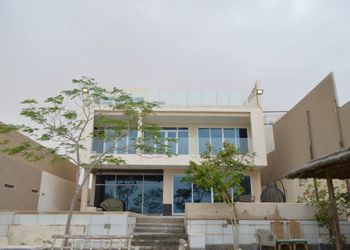 شاليه بجلسة مطلة على البحر 