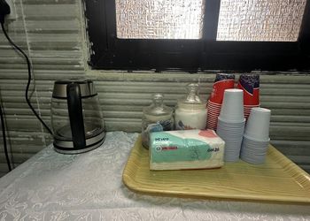وحدة بمجلس وغرفة نوم وفناء خارجي