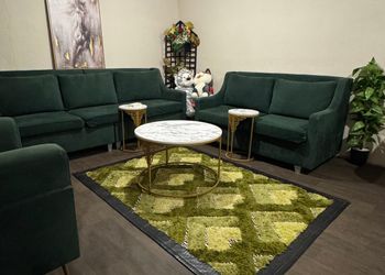 استراحة بجلسة خارجية و اسطبل خيل 