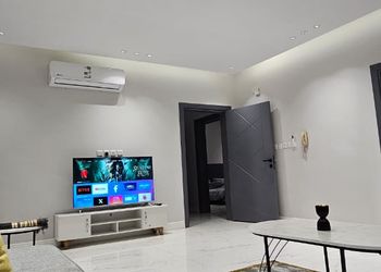 شقة بصالة وثلاث غرف نوم