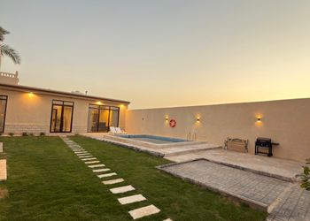 شاليه بمسطح اخضر ومسبح 