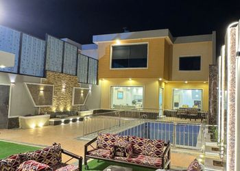 شاليه بصالة مطلة على المسبح 