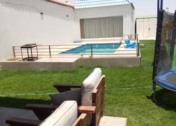 شاليه بمسطح اخضر ومسبح 
