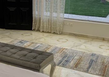 شاليه بمسطح اخضر وجلسة خارجية 