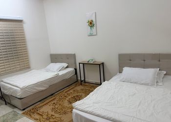 شقة بغرفة معيشة وغرفتين نوم 