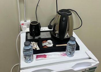 غرفة بأثاث بسيط ومريح