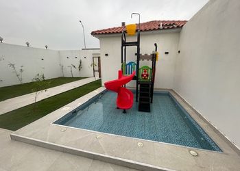 شاليه بمسطح اخضر وجلسة خارجية