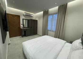 استديو بسرير ماستر وأثاث مريح 