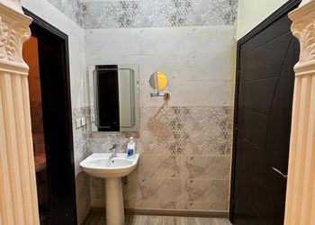شقة بغرفة معيشة وغرفتين نوم 