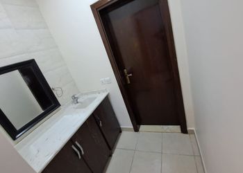 غرفة نوم مفروشة بسريرين فردية 