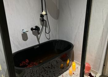 شاليه عائلي انيق بجلسة خارجية
