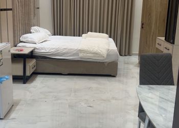 استديو بأثاث مريح وبسيط 