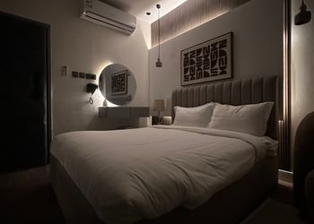 استديو بأثاث مريح وبسيط