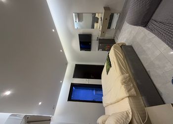 استديو بأثاث مريح وبسيط 