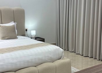 شقة بغرفة معيشة وغرفتين نوم 