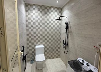 شقة بصالة أنيقة وثلاث غرف نوم 