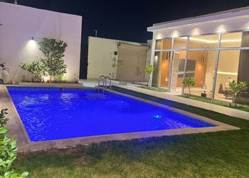 شاليه بجلسة خارجية ومسطح اخضر
