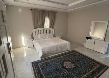 استراحة بجلسة خارجية ومسبح داخلي