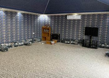 شاليه بجلسة تطل على مسبح خارجي 