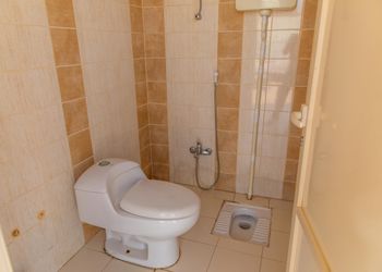 شاليه بمسطح اخضر وجلسة خارجية