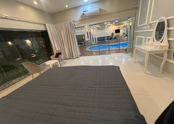 شاليه بمسطح اخضر وجلسة خارجية 