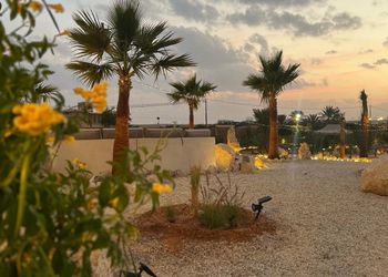 استراحة بجلسات خارجية ومسطح اخضر
