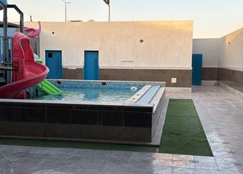 شاليه بجلسة خارجية وألعاب مائية