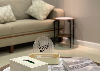 شقة بصالة وثلاث غرف نوم