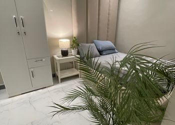 استديو بسرير مريح وأثاث بسيط