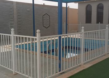 شاليه بألعاب أطفال ومسبح
