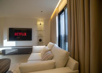 شقة بغرفتين نوم وسينما وجاكوزي