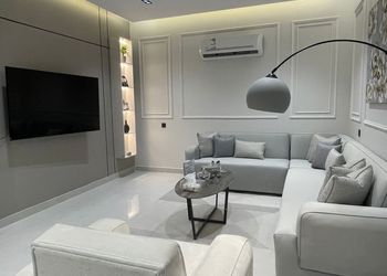 شقة بصالة أنيقة ودخول ذاتي