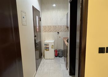 استديو بسرير مريح وتصميم هادئ 