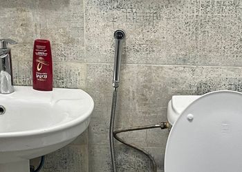 استديو بأثاث مريح وبسيط 