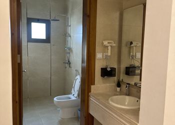 شقة بصالة انيقة وغرفتين نوم