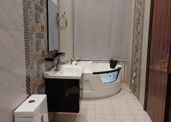 شاليه بمسطح اخضر ومسبح 