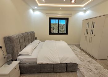 شقة بصالة مريحة ومجلس وبلكونة 