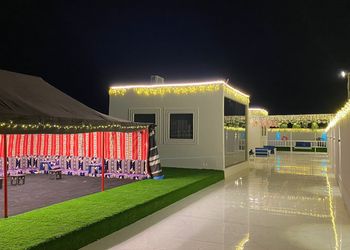 شاليه بجلسة خارجية مطلة على مسبح