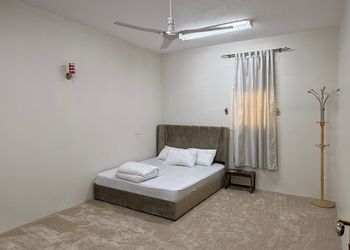 شقة بصالة جلوس وثلاث غرف نوم 