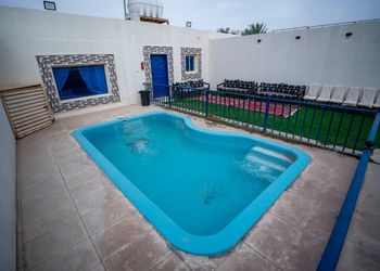 شاليه بألعاب أطفال ومسبح